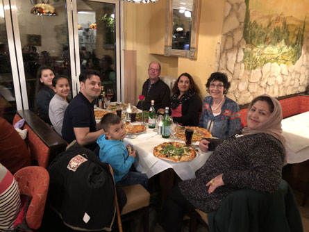 Zur Feier des Bleiberechts hat Familie Smarsly zu einem fröhlichen Abend in der Pizzeria eingeladen