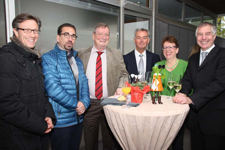 Röttgen wird zum Sitz der zentralen NIW-Geschäftsstelle, 1. Vorsitzender P. Müller (2.v. re.) im Kreis der Gratulanten: Dr. Chr. Katzidis, G. Deus, W. Löser, P. Mellinghoff, Th. Höfgen (von li. n. re.)