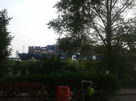 Blick auf die Elbe vom Falkensteiner Ufer in Hamburg Blankenese 