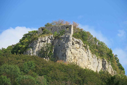 © Traudi - Der Römerstein mit der Burgruine