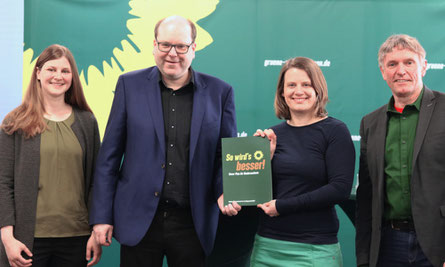 Die Spitzenkandidierenden Julia Willie Hamburg und Christian Meyer (Mitte) sowie die Landesvorsitzenden Anne Kura und Hanso Janßen präsentieren das Grüne Wahlprogramm.