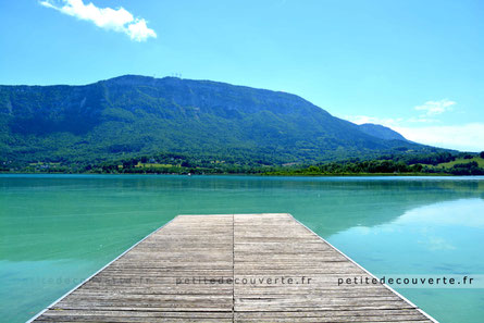 Ponton au lac d'aiguebelette en savoie