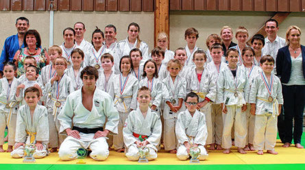 Les lauréats et les judokas méritants, félicités par David Bizouarn, professeur, Jérôme Breton, président, et les membres du bureau.