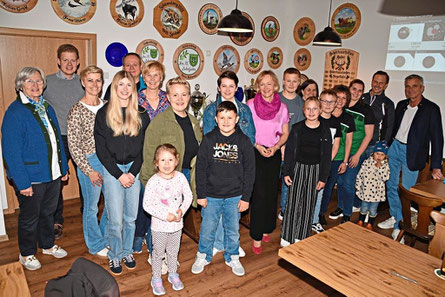 Bei der Siegerehrung im Vereinsheim der Haderer Hubertusschützen: (v.r.) WFV-Vorsitzender Markus Renaltner mit Programm-Koordinator Martin Eichlseder. 