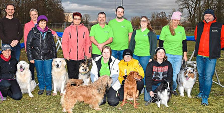 Auf der Ruhstorfer Frühjahrsmesse „Ausblick 23“ gibt der Ruhstorfer Gebrauchshundeverein „Smiling Dogs“ unter der Leitung seines Vorsitzenden Roland Waldinsperger (r.) am 25. und 26. März jeweils vor- und nachmittags Interessierten Einblicke ins Schulungs