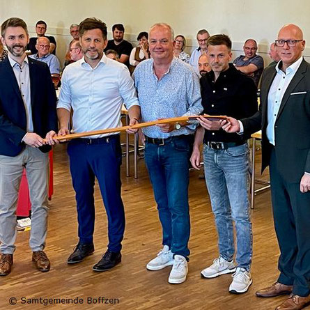 (von links: Christian Morag - Deutsche Glasfaser -, Samtgemeindebürgermeister Tino Wenkel, Allgemeiner Vertreter Philip Becker, Michael Sieve - Deutsche Glasfaser -)