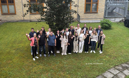 Ein Gruppenfoto im Innenhof des Kreishauses mit den neuen Auszubildenden und den Verantwortlichen des Landkreises 