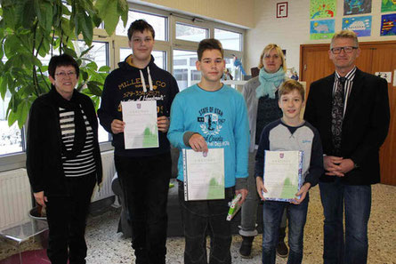 v.l.: Fachleiterin Petra Gombert, Jonas Böhm (8H), Leon Busch (8R2), Konrektorin Stephanie Hillmann, Jakob Schönauer (8R1), Schulleiter Heiko Bickel