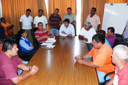 Dueños de autotanques, transportistas de agua potable a sitios donde no llega la red de tuberías, reunidos con gerente general de EPAM. Manta, Ecuador.