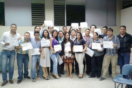 Estudiantes de marketing en la Uleam que capacitaron a operadores turísticos playeros. Manta, Ecuador.