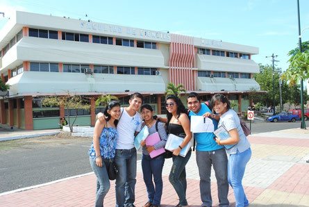 Un grupo de estudiantes de medicina posan frente al edificio de su facultad en la Uleam, organizadora de un congreso internacional de anatomía y cirugía. Manta, Ecuador.