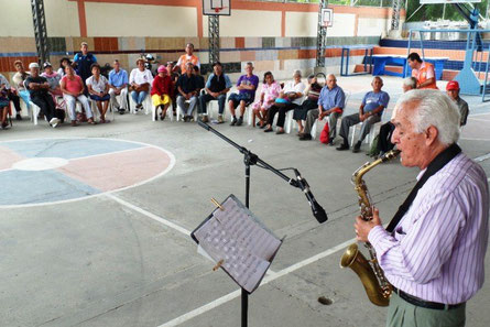 El maestro saxofonista Omar Marín ejecuta melodías del recuerdo para un grupo de adultos mayores amparados por el Patronato municipal. Manta, Ecuador.