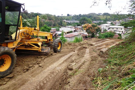 Apertura de vía para acceder al sitio donde se construirá la planta de captación de agua del Río Daule. Pichincha-Manabí, Ecuador.