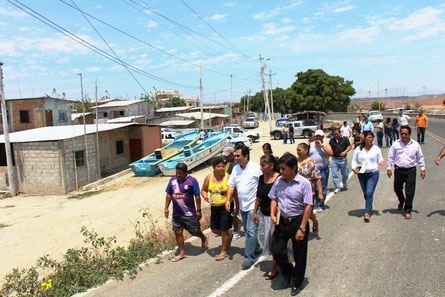 Alcalde Jorge Zambrano recorre a pie, acompañado de moradores, el Barrio Los Sauces de San Mateo. Manta, Ecuador.