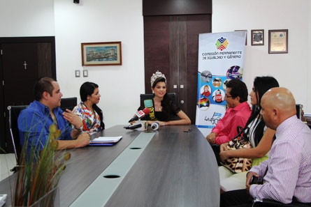 Nicole Loor, representante ecuatoriana para la elección de Reina Mundial del Banano, durante una rueda de prensa en la alcaldía. Manta, Ecuador.