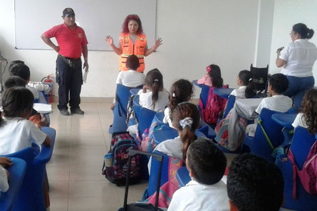 Expertos de la SNGR instruyen a niños de una unidad educativa sobre cómo evitar riesgos y cómo afrontarlos cuando se presentan. Manabí, Ecuador.