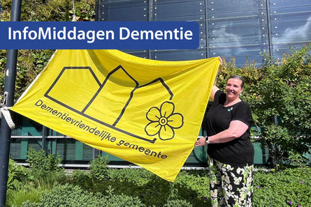 Wethouder Ester Leibbrand hijst de vlag na het behalen van het certificaat: Dementievriendelijke gemeente" op 9 mei 2025