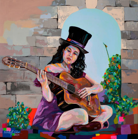 Acrylgemälde auf Leinwand einer Frau in einem violetten Kleid, die entspannt Gitarre spielt. Mit einem schwarzen Zylinderhut sitzt sie vor einem gemauerten Torbogen, der eine helle Landschaft erahnen lässt. Farbenfrohe Details wie Blumen in Grün- und Rott