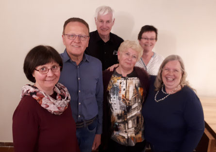 Chorleiterin Sigrid Hartmann bedankt sich bei dem alten Vorstand für die gute Zusammenarbeit. vlnr: Ute Pieper, Sabine Roark, Sigrid Hartmann, Dagmar Stutz, Peter Dördelmann, Agnes Voßmöller, Franz Frye - Foto: HPD