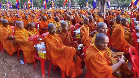 Rassemblement de 5000 moines à Angkor Vat le 5 décembre 2017. © Patrick Kersalé 2017-2024.