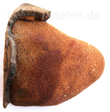 Aufgeschlagener Toneisenstein mit kleiner Resthülle. Der Kern des Steines ist gut sichtbar freigelegt.