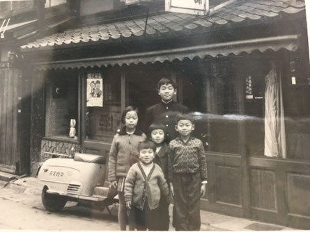 店主（幼少期・右下）の店舗前　※当時は「京姫足袋本舗」