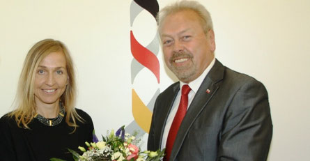 Rhönforum-Vorsitzender Manfred Grob (r.) gratuliert Ricarda Steinbach zum Amtsantritt