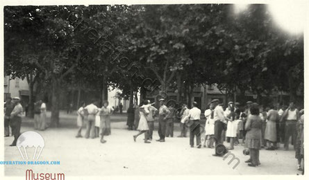 Place du village le jour de la libération.