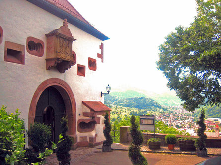 Eingangsportal Schloss Eberstein mit Blick auf das Murgtal 