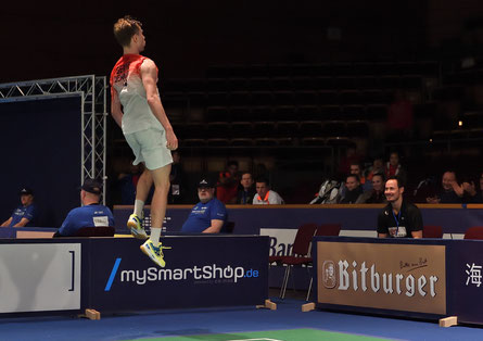 Was für ein Freudensprung: Ramsus Gemke vetritt seinen gleichaltrigen Landsmann Anders Antonsen mit Bravour und steht im Halbfinale (Bild: Bernd Bauer