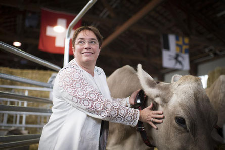 Frau Martullo-Bl.ocher mit der BrownSwiss-Kuh Veritas.