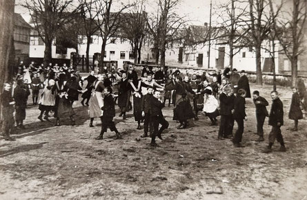 Pause auf den alten Schulhof an der Kirche