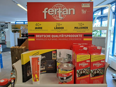 Aufsteller im Malerfachhandel Lipp mit Fertan-Produkten zum Korrossionsschutz  