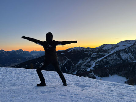 Karin in Krieger 2 Pose in Schladming