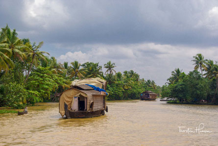 Meine Höhepunkte in Indien: Mit dem Hausboot durch die Kanallandschaft der Backwaters in Kerela Die backwaters sind eine verzweigtes Wasserstrassennetz im Hinterland der Malabarküste in Kerela