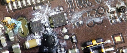 movil mojado que hacer donde arreglar reparar placa base iphone ipad corrosion daños por humedad no enciende no funciona boton no carga en madrid a domicilio samsung xiaomi iphone lg bq