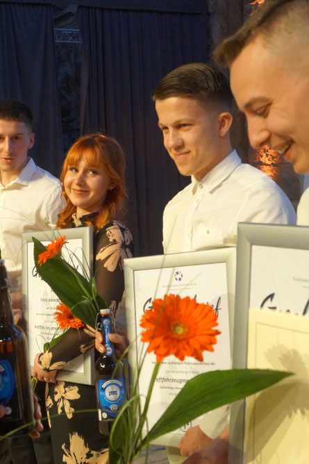 Blumen, Zeugnisse und ein gerahmter Gesellenbrief sind der Lohn für eine dreieinhalbjährige Ausbildung. Für einige Junggesellen gab es obendrauf eine Flasche Bier. Fotos: Falk Heidel/Alpha-Report