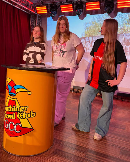 Drei freche Gören in der Bütt: Finja Handtke, Lia Ahlers und Julia Unglaub.
