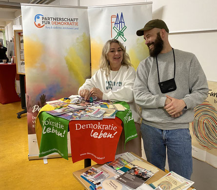 Elke Förste und Perry Lukaszczyk am Stand der Partnerschaft für Demokratie.