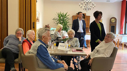 Beim Empfang im Haus "Georg Stilke" waren die besten Plätze für die Bewohner reserviert. Fotos: Falk Heidel/Alpha-Report