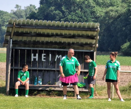 So löst Trainer Steffen Bofinger seine Wettschuld ein. Fotos: Nadine Kleye