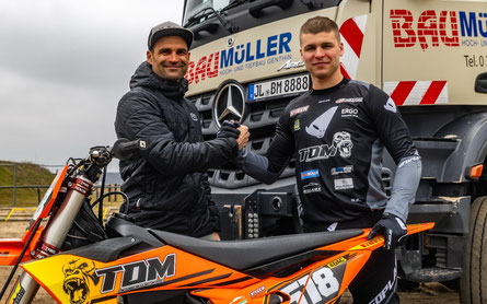 Fritz Greiner mit Robert Müller (links), ein Förderer des Motorsports.