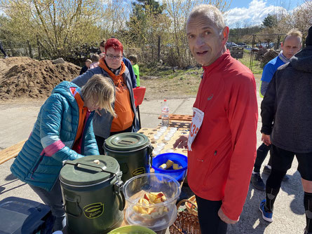 Verpflegung für Volkmar Windelband von den Parchener Laufsocken von Sabine Cornelius und Ilka Stütz-Winter. Foto: Falk Heidel/Alpha-Report