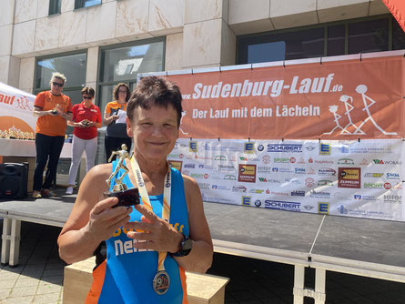Marion Wagner aus Genthin  ist Siegerin ihrer Altersklasse auf der 11 Kilometer-Strecke. Foto: Falk Heidel/Alpha-Report