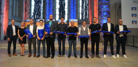 Blaue Pakete für die besten Absolventen