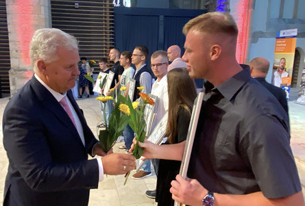 David Werblow gehört zu den Obermeistern, den den jungen Absolventen die Gesellenbriefe überreichten. Fotos: Falk Heidel/Alpha-Report