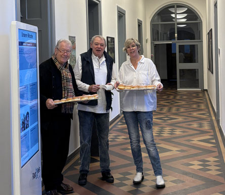 Der Vorstand des Freundeskreises Raphaelshaus im kulinarischen Einsatz: v.l.n.r: Geschäftsführer Herbert Krosch, 1. Vorsitzender Ekkehard Seegers, Schriftführerin Petra Seegers.