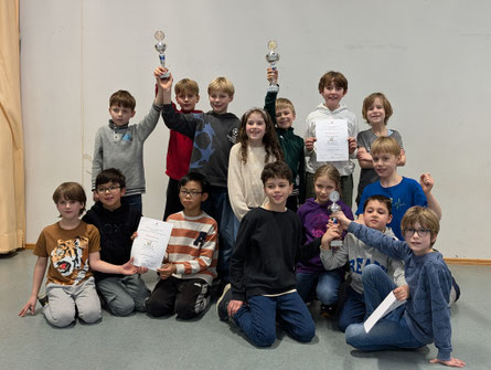 Bei den Siegermannschaften vom Ahrensburger Weg und der Eulenkrugstraße kannten sich viele Kinder auch aus der Jugend-Trainingsgruppe des Volksdorfer Schachklubs.