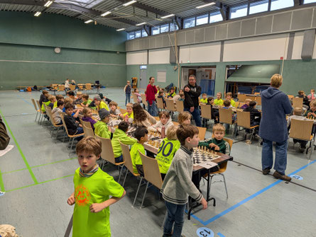 In der Sporthalle der Eulenkrugstraße rauchten an diesem Donnerstag die Köpfe von über 70 Kindern.