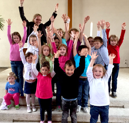 Chorleiterin Sarah Breitstadt und der Kinderchor im Gottesdienst am 19. Juni // Foto: Gömmer
